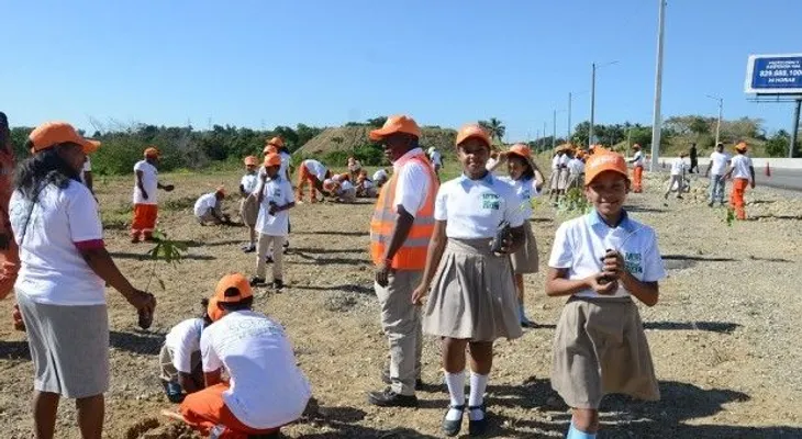 Obras Públicas y Medio Ambiente realizan reforestación en la provincia Santo Domingo