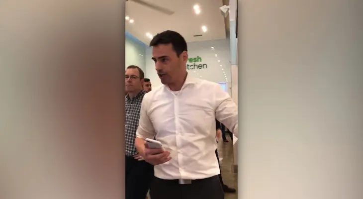Hombre amenaza con llamar a inmigración en NY para denunciar personas que hablaban en español en un restaurante