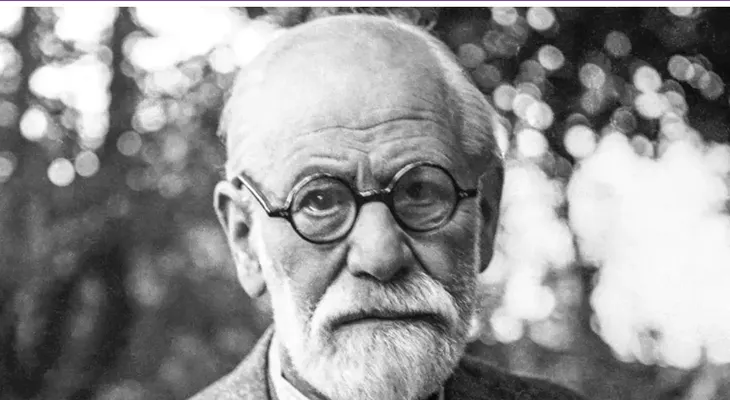 Sigmund Freud y el riesgo del elogio: la adulación debilita la defensa