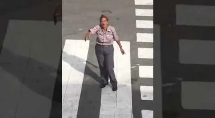 Mayor de la PN llama no deshonrar la Patria: "salgan como yo" (VIDEO)