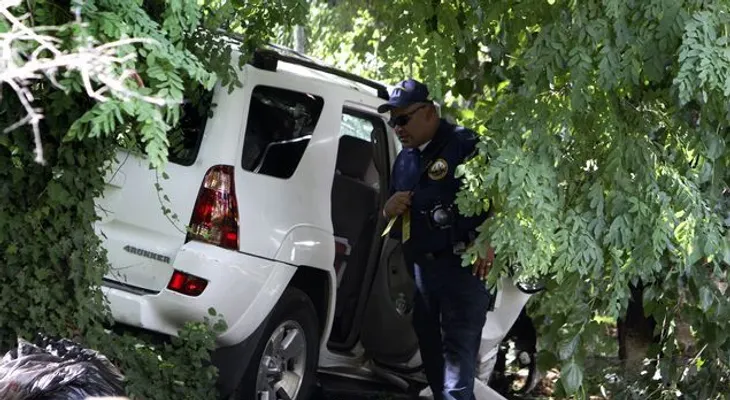 Buscan a 2 que mataron a 3 niños al robar auto