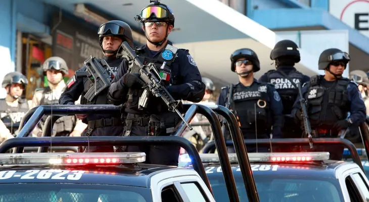 Asaltan a 29 policías mexicanos en un autobús