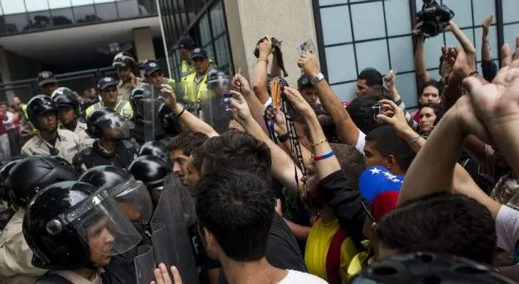 Opositores venezolanos exigen liberación de alcaldes tras victoria de esposas