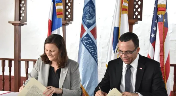 Ministro Andrés Navarro firma acuerdo con Cuerpo de Paz EE.UU. para llevar voluntarios a escuelas