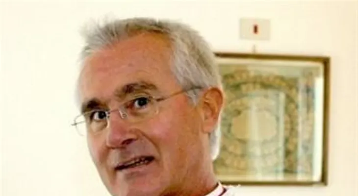 Detienen a un monseñor del Vaticano por lavado de dinero