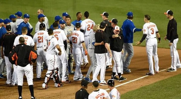 Yordano Ventura golpea a Manny Machado y se enfrascan en riña