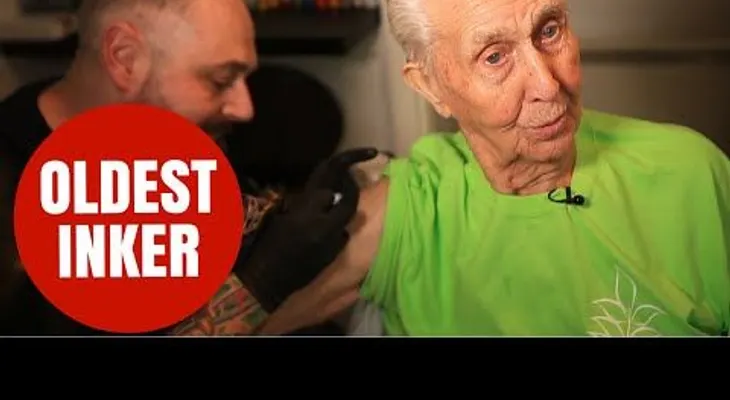 Un hombre de 104 años rompe récord Guinness por ser más viejo en tatuarse (VIDEO)