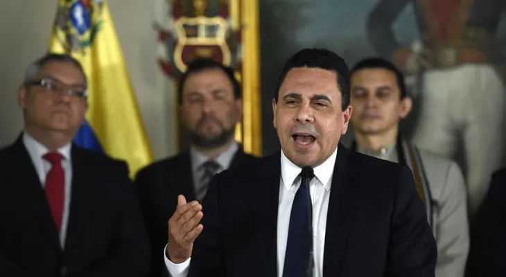 Venezuela acusa a Colombia y México de complot con la CIA; ambos lo rechazan