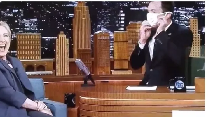 Presentador Jimmy Fallow recibe a Clinton con mascarilla para evitar su neumonía