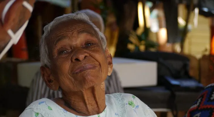 Dominicana celebra cantando y bailando sus 121 años de edad 