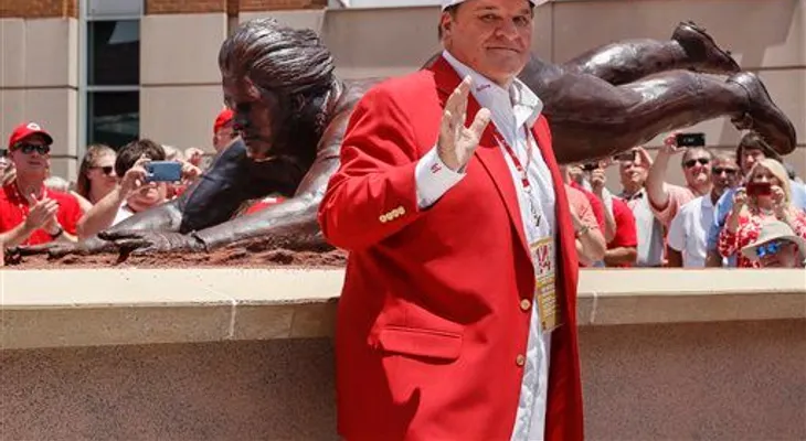 Pete Rose devela su estatua en el parque de los Rojos 
