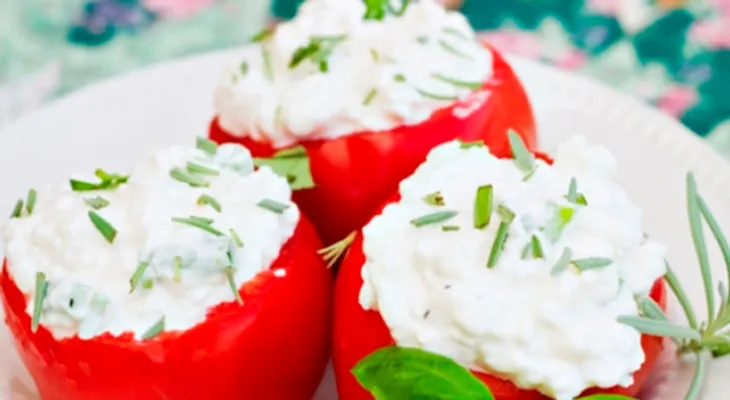 Tomates rellenos de requesón. ¡Deléitate y buen provecho!