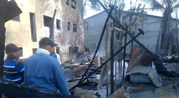 Se quema fábrica de muebles y mercado en Santiago