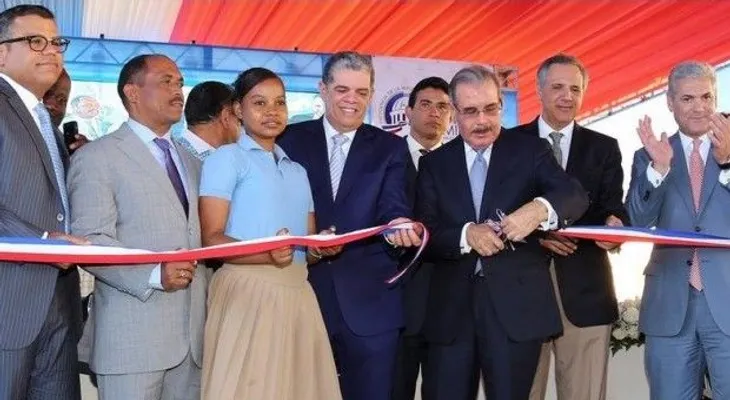 Presidente Medina entrega 50 nuevas aulas en la región Sur 