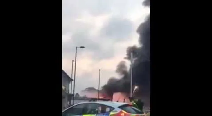 Reino Unido: Arde una fábrica de fuegos artificiales tras explotar (VIDEO)