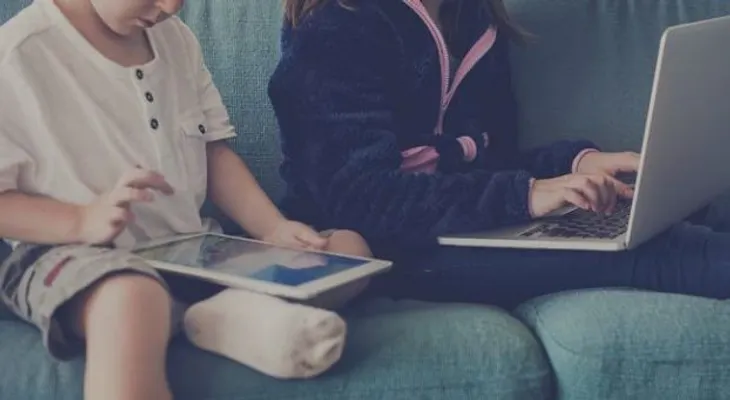 ¿Tu hijo mira la misma película una y otra vez? Esta es la razón