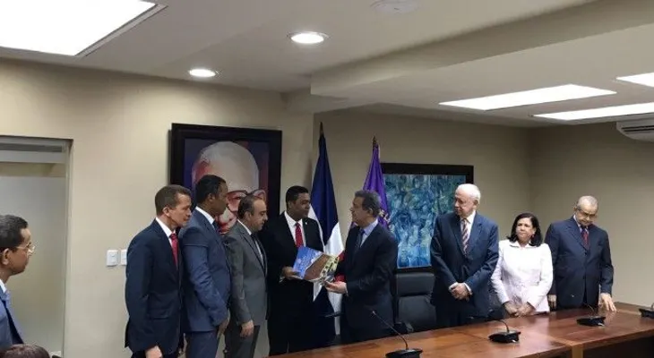 Leonel y comisión bicameral pasan revista al proyecto de Ley de Partidos 