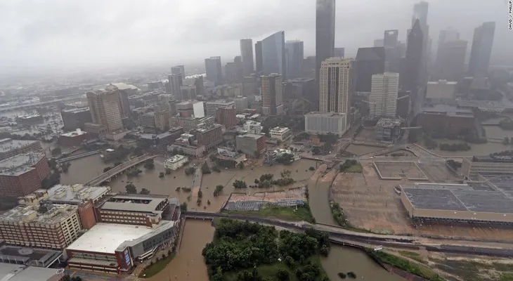 A medida que bajan las aguas en Houston, surgen las preocupaciones por las plantas químicas