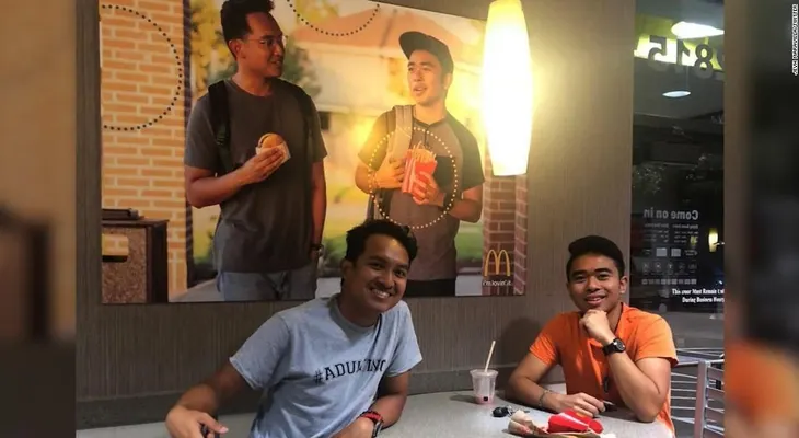 McDonald;s da 50.000 dólares a universitarios que colgaron publicidad falsa en uno de sus locales