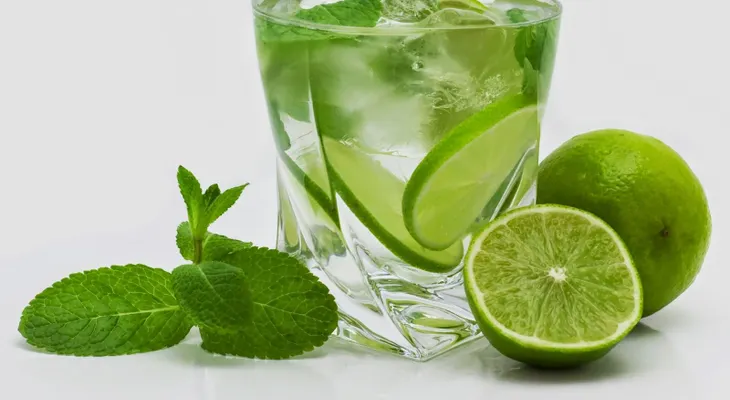 Inconvenientes de las dietas, exceso de agua y agua de limón
