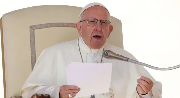 El papa: "No podemos pretender estar sanos en un mundo que está enfermo"