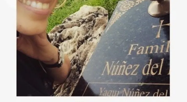 Selfie de la viuda de Yaqui Nuñez causa controversia