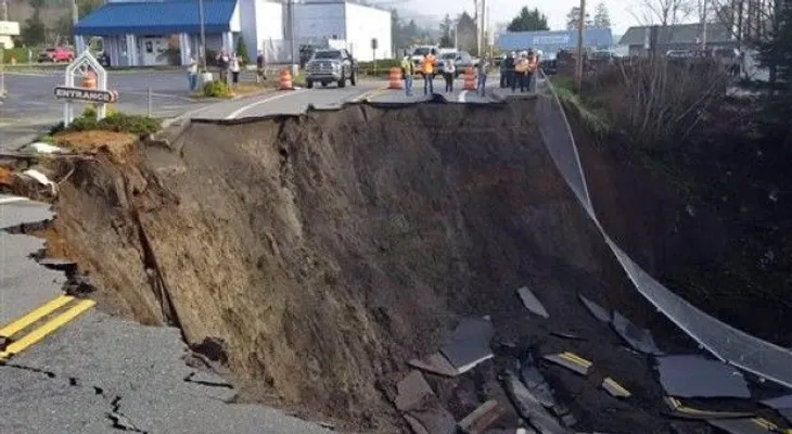 Se abre gran socavón cerca de carretera en Oregon