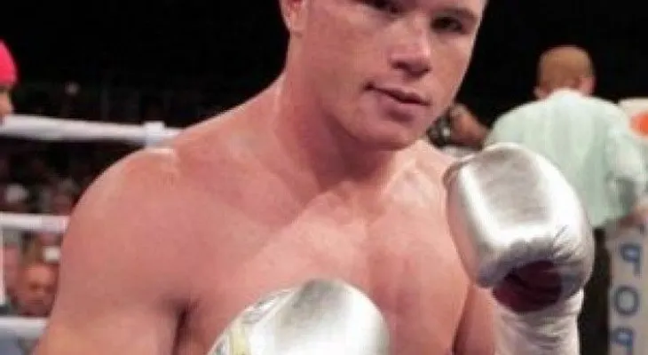 Canelo Álvarez destrozó al británico Amir Khan; le dio nocaut en el sexto round