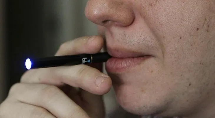 Cigarrillo electrónico le corta la arteria a un hombre