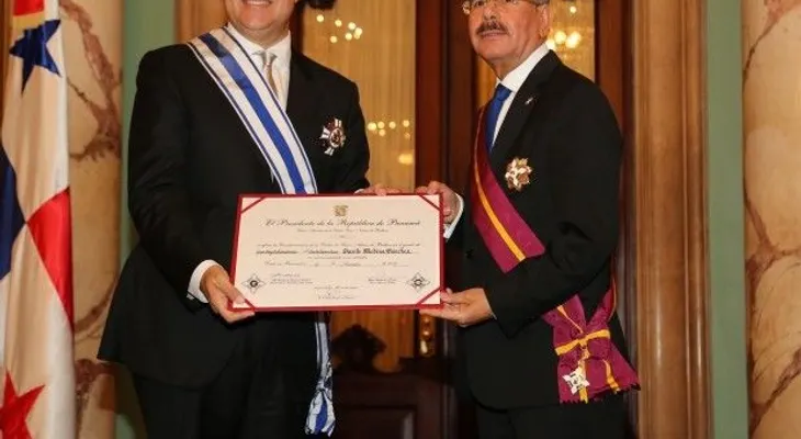 Danilo Medina impone distinción oficial a Juan Carlos Varela