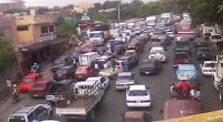 Hombre muere tras lanzarse de puente por deudas