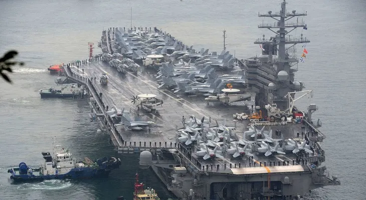 Un portaaviones de EEUU y su flota armada van camino a la península coreana