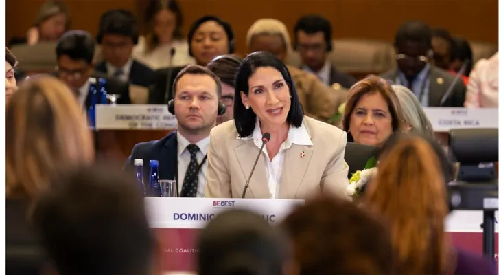 Primera dama presenta avances en tecnología educativa en Washington