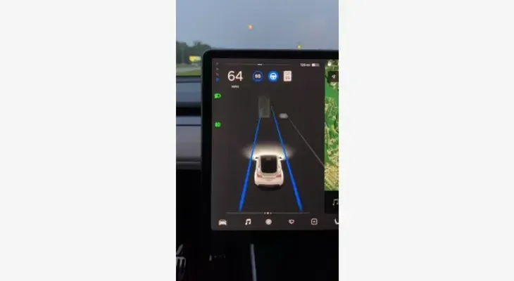 El piloto automático de Tesla confunde la Luna con un semáforo en amarillo