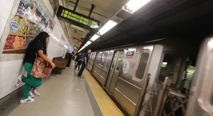 Empujan una mujer al paso de un tren en NY y muere 