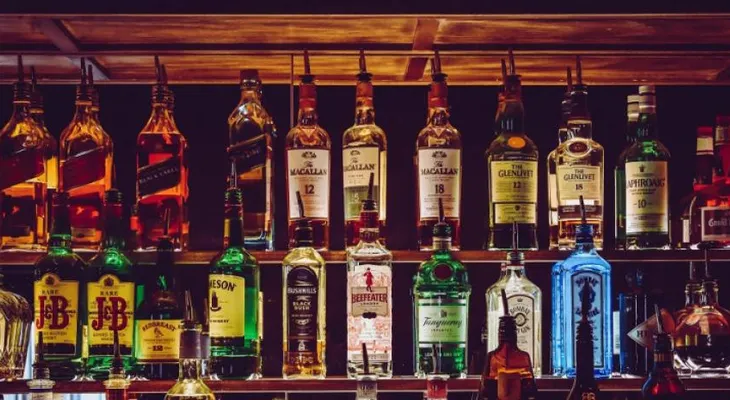 Diputados y senador proponen limitar la venta de alcohol en discotecas y otros locales hasta las 2:00 a. m.