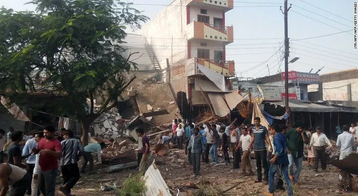 La violenta explosión de un polvorín mata a más de 50 personas en la India