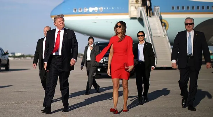Trump y la razón por la que no toma la mano de su esposa Melania