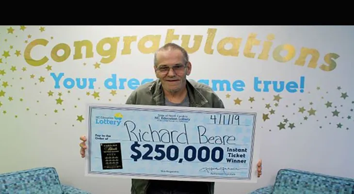 Hombre con cáncer terminal gana loto de 12 millones 673 mil pesos  