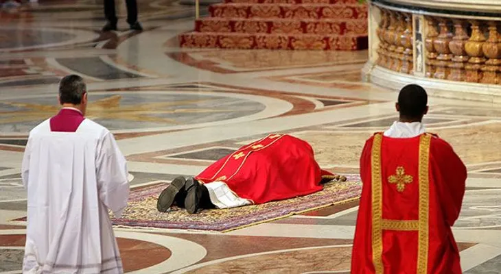 El papa Francisco celebra ritos de Viernes Santo: "El mal no tendrá la última palabra"