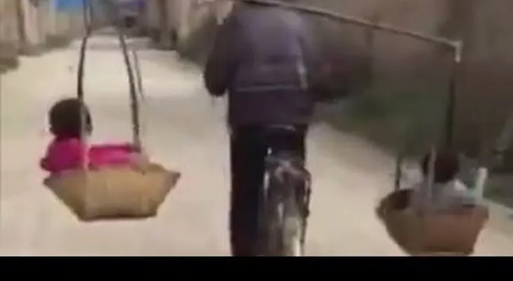 El experto equilibrista que transporta a sus dos hijos en bici