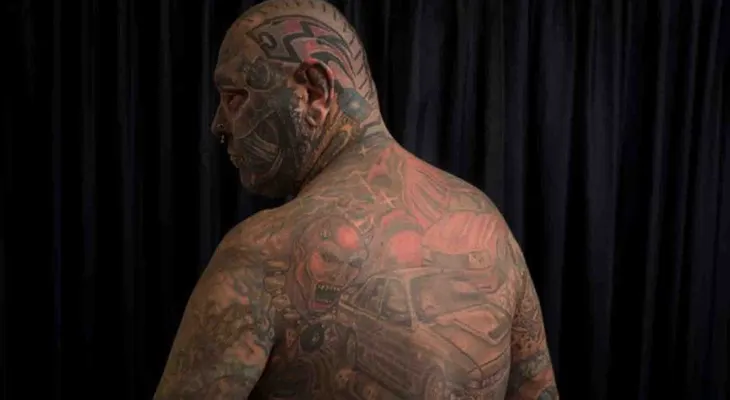 Un hombre se tatuó hasta el pene y el ojo para combatir su dolor crónico