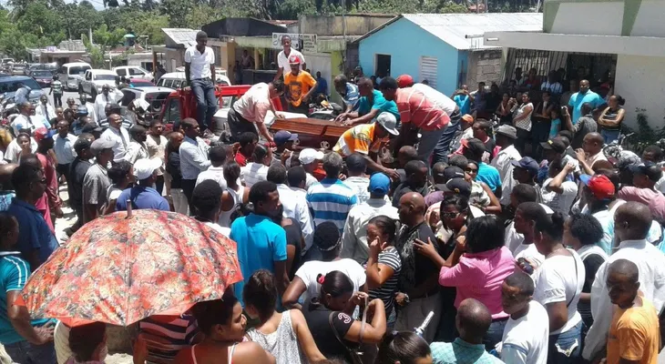 En medio del dolor sepultan restos de 17 víctimas de accidente en carretera Sánchez-Nagua