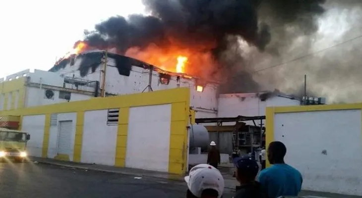 Incendio afecta centro comercial en San Pedro de Macorís