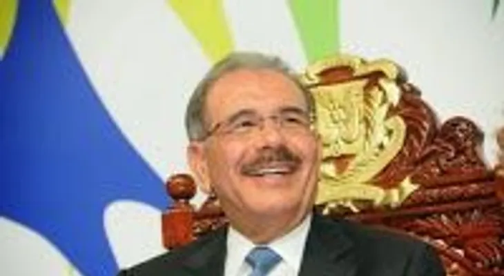 Danilo advierte a contratistas terminar escuelas antes del 30 de junio