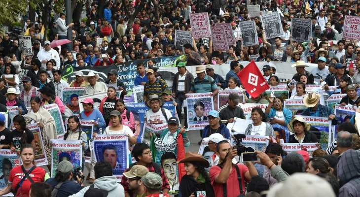 Miles marchan para exigir justicia a un año de la desaparición de los 43 estudiantes de Ayotzinapa