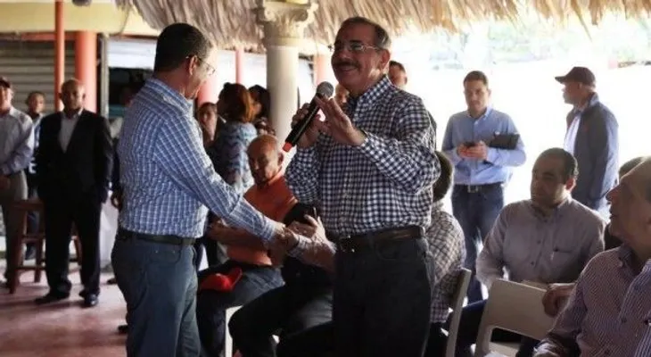 Danilo visita Hatillo; aprueba préstamo para productores de conejos
