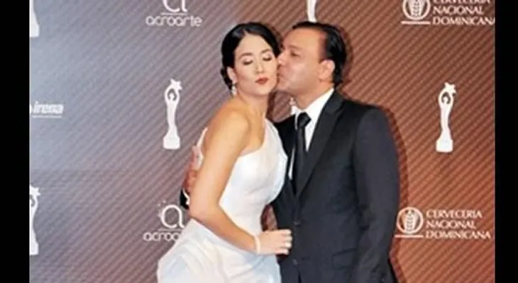 Nahoni aclara el beso negado a su esposo en premios Soberano