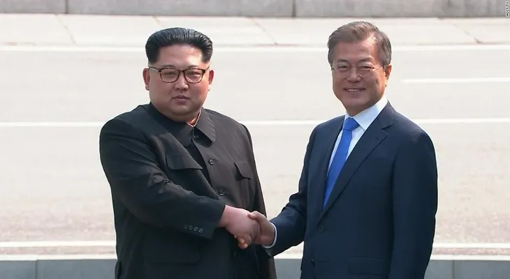 Cumbre histórica entre las Coreas empieza con un apretón de manos