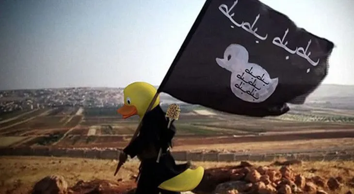 ¿Patos terroristas?: las cabezas de los miembros del EI son reemplazadas por patos de goma